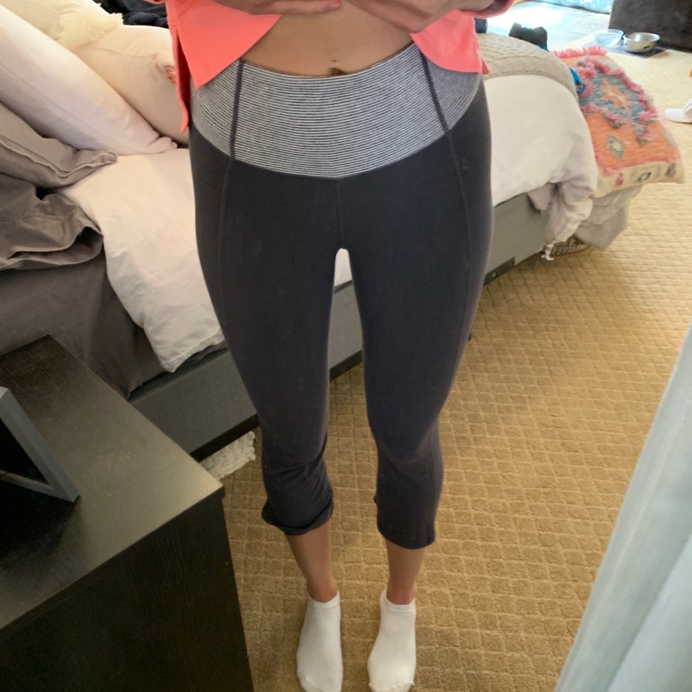 Cropped grey leggings
